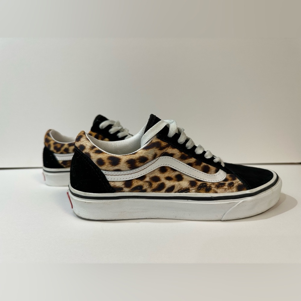 Van's classic Old Skool shoes. Leopard print pattern and black suede upper